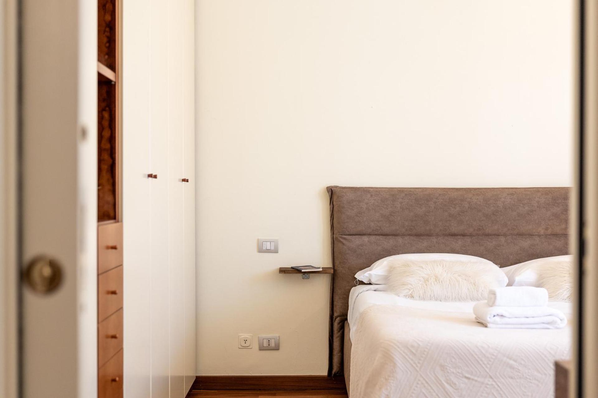 Apartment Flat In Center With Terrace, Near Garibaldi Fs